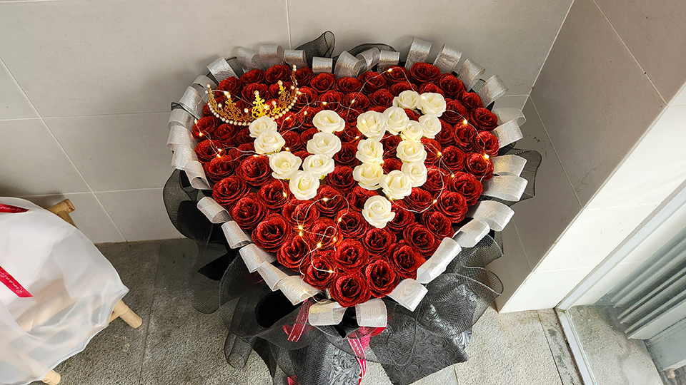 Những bông hồng đỏ tươi sáng, những cành hoa cẩm chướng tinh tế và những bông hoa lan trắng tinh khôi đã tạo nên bộ ảnh hoa Valentine đặc biệt. Bạn sẽ được chiêm ngưỡng những món quà tuyệt đẹp mà bạn có thể tặng cho đối tác của mình trong dịp Lễ tình nhân sắp tới.