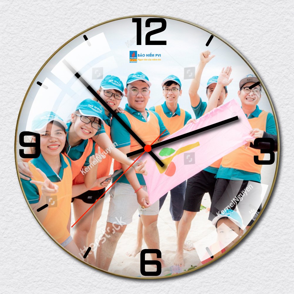 Mẫu đồng hồ tráng gương in hình Team Building của công ty