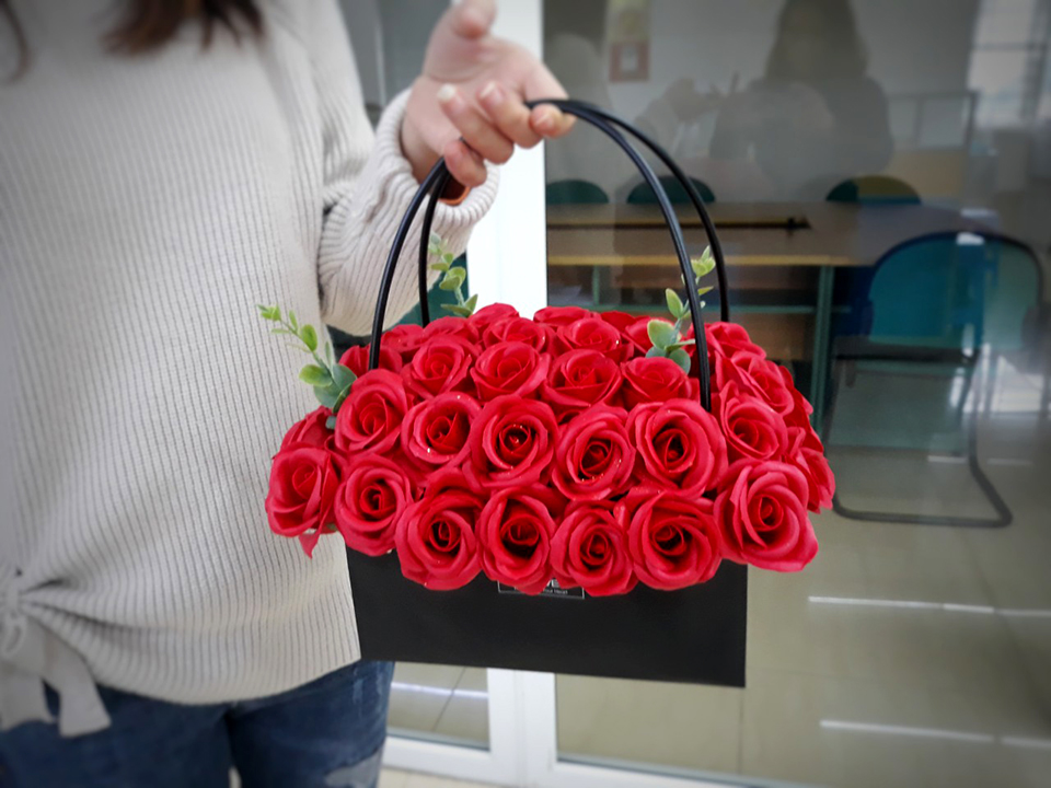 Korb mit roten Rosen ist sehr geeignet für Frauen am Valentinstag