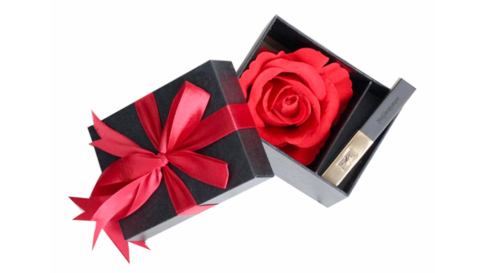 Rosen mit Lippenstift sind eines der bedeutungsvollsten Geschenke zum Valentinstag
