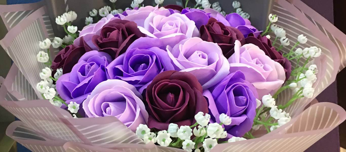Hoa hồng sáp được làm từ bọt xà phòng và sáp thơm với hình thức thủ công tỉ mỉ