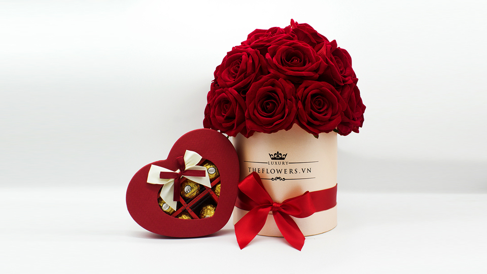 Hộp quà socola với hoa hồng