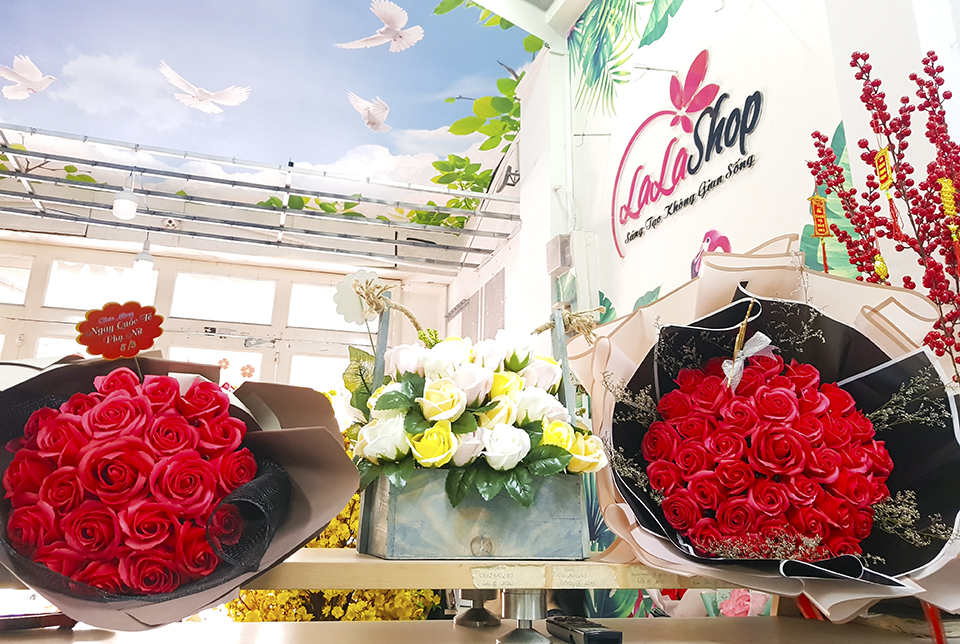 Lala Shop bán hơn 300 mẫu hoa sáp thơm làm quà tặng 20/11 giá rẻ uy tín TpHCM