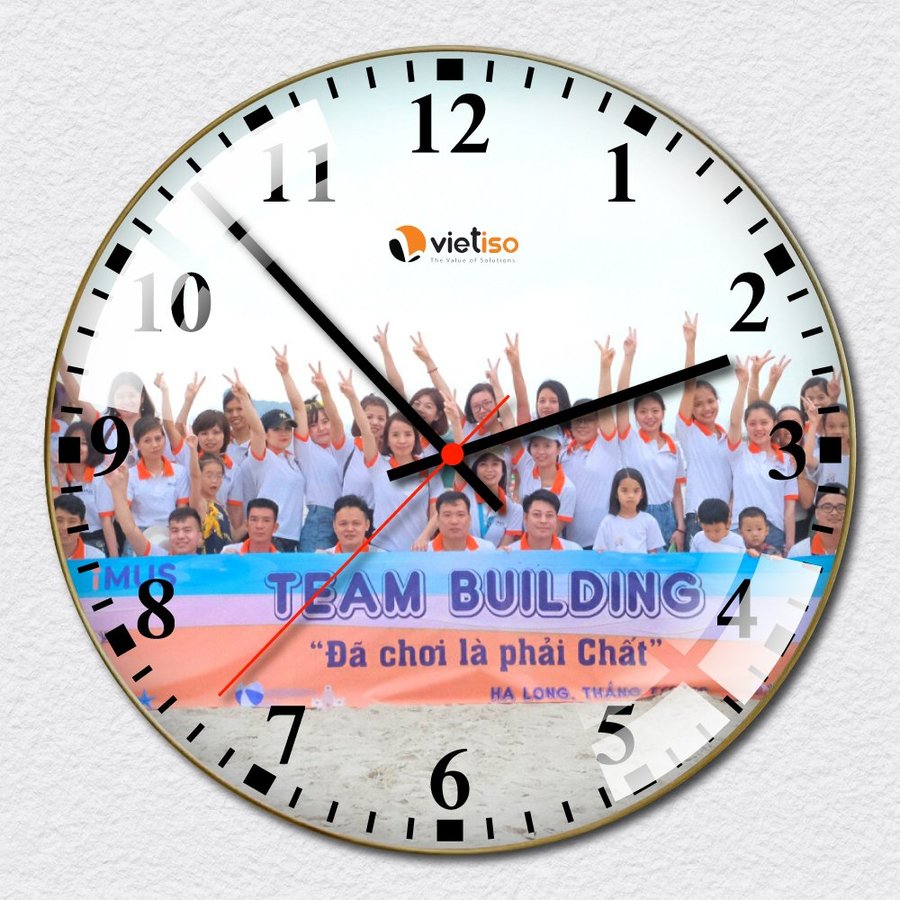Mẫu đồng hồ tráng gương in hình Team Building của công ty