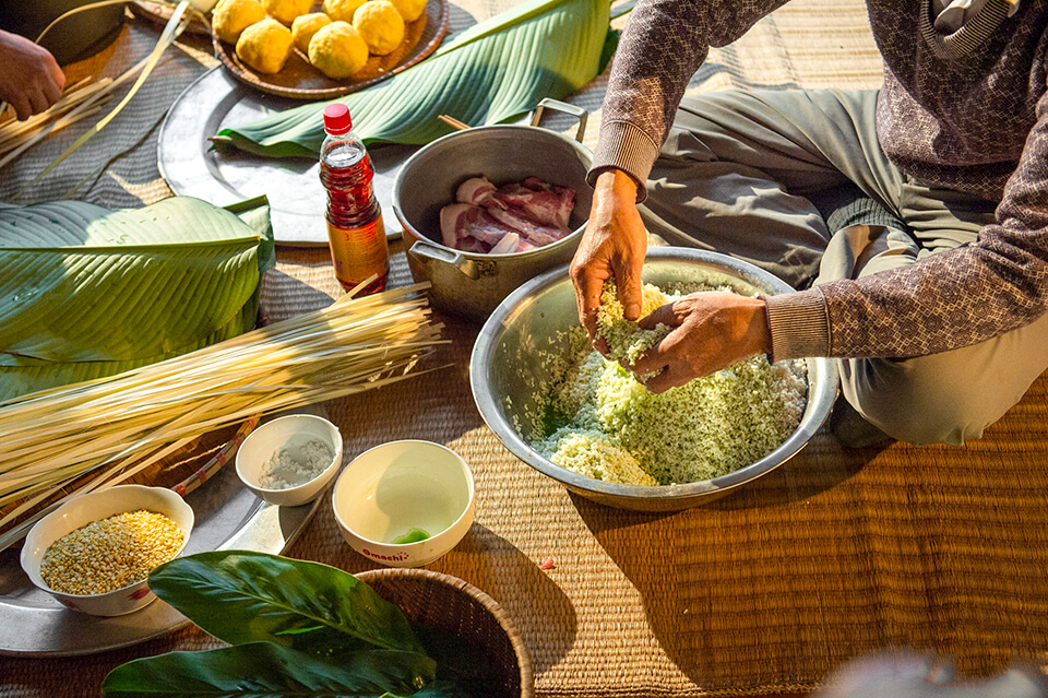 Nguyên liệu gói bánh tét gồm gạo nếp, đậu xanh, thịt lợn, hành tím,..