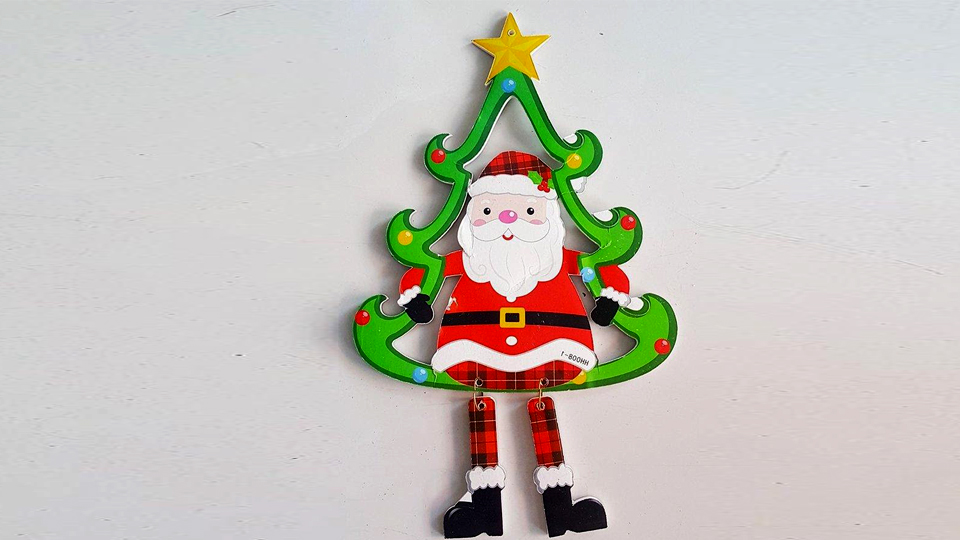 Sẽ thật tuyệt nếu bạn trang trí cửa kính bằng sticker ông già Noel và cây thông Noel