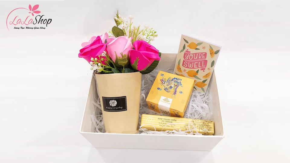 Set schöne Geschenkboxen aus glattem Leder mit Blumen