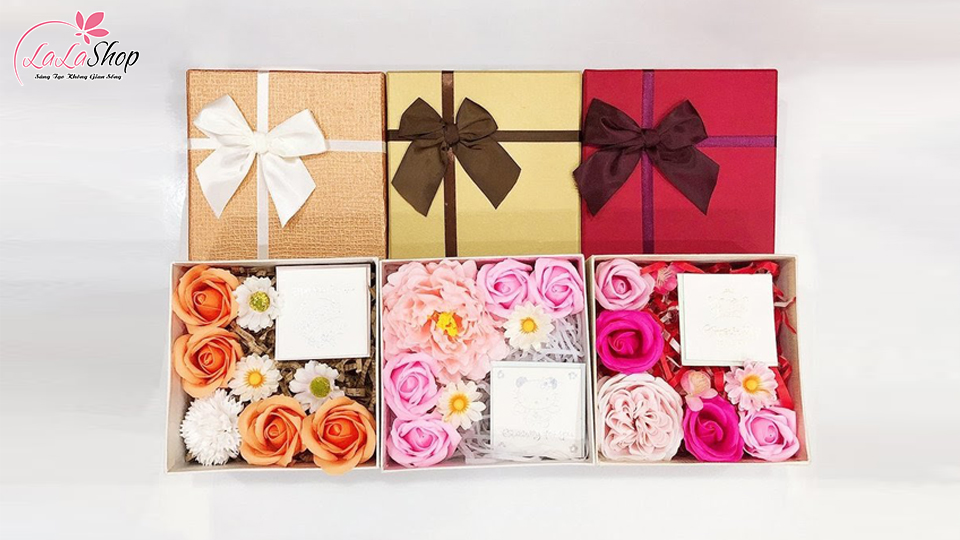 Set Liebe farbige Geschenkboxen mit Blumen