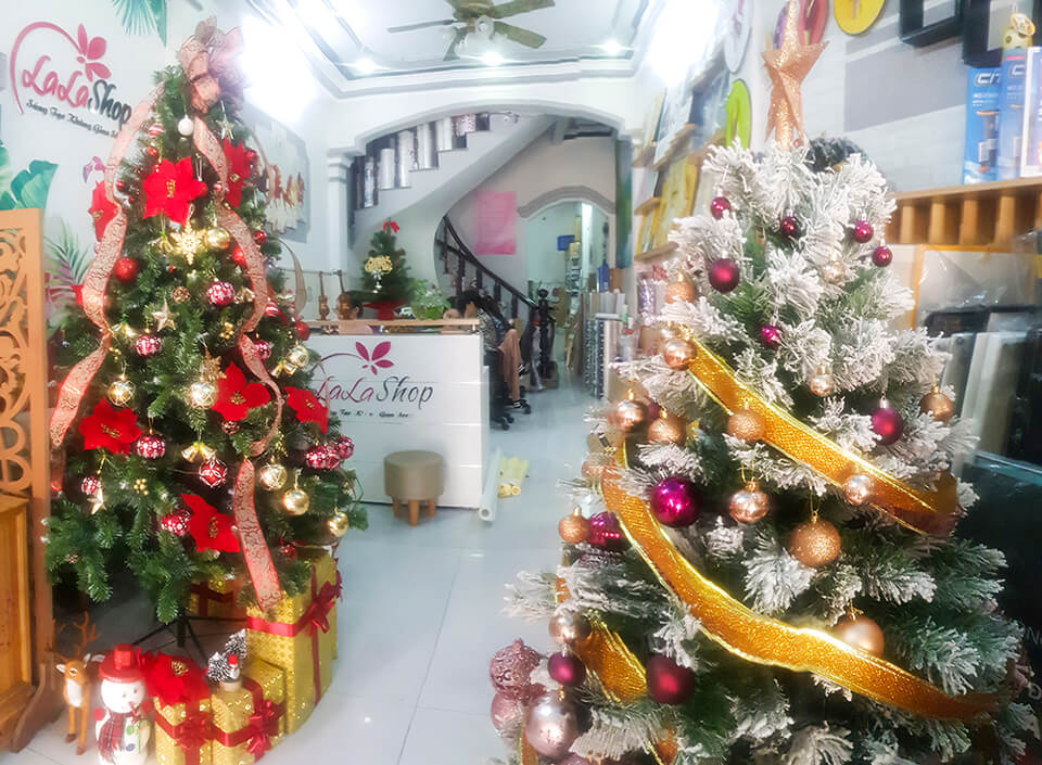 Tại Lala có nhiều mẫu cây thông và phụ kiện trang trí Noel với đa dạng mẫu mã với giá rẻ bất ngờ tại TPHCM