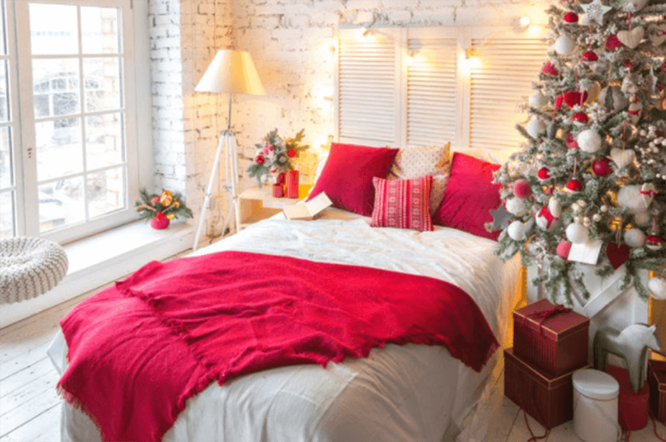 Die Dekoration des Schlafzimmers mit Pinien bringt Wärme und Ruhe in den Raum