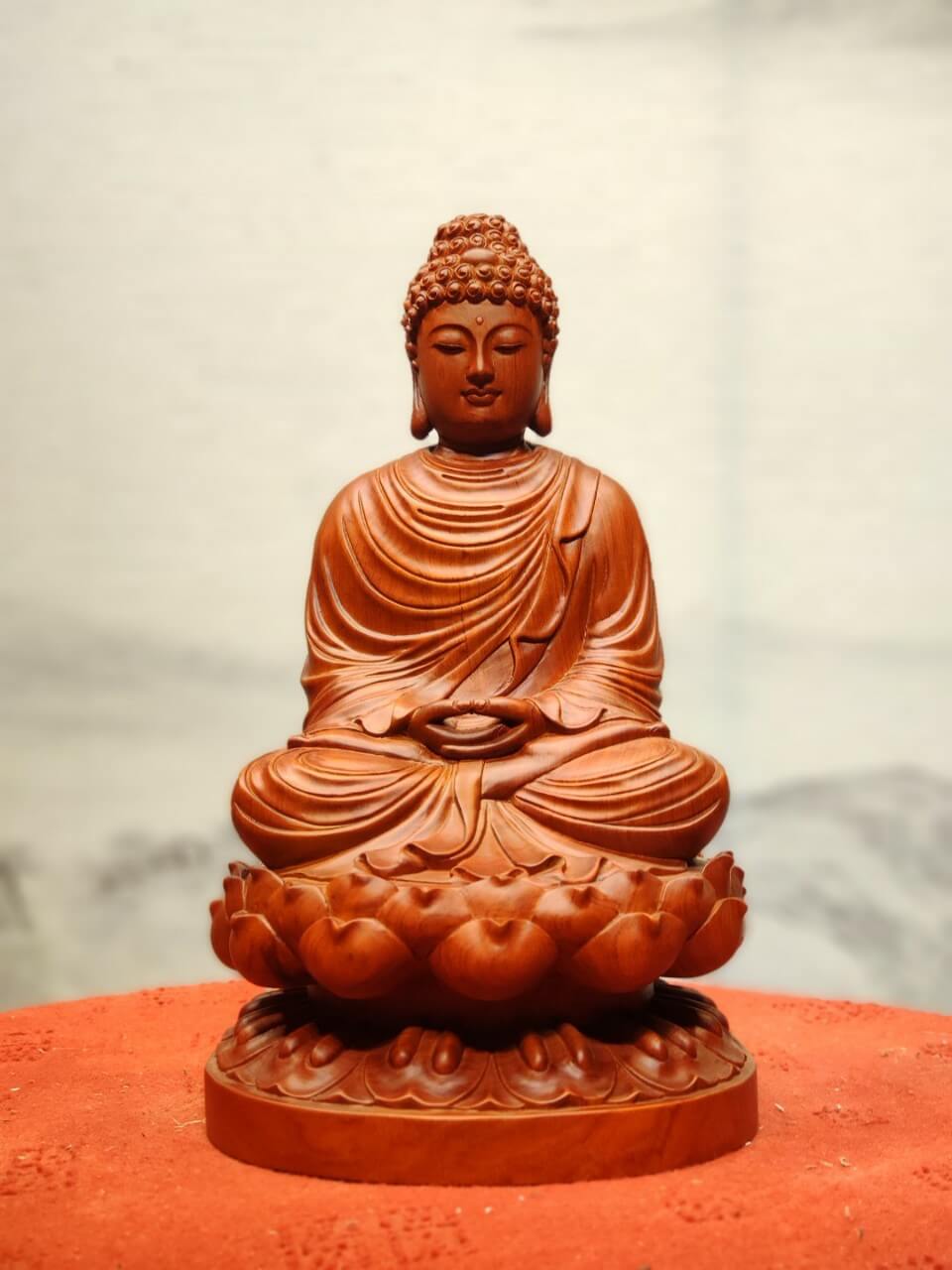 Fragen Sie nach einer wunderschönen Statue von Shakyamuni Buddha, wo das angesehenste Vermögen ist