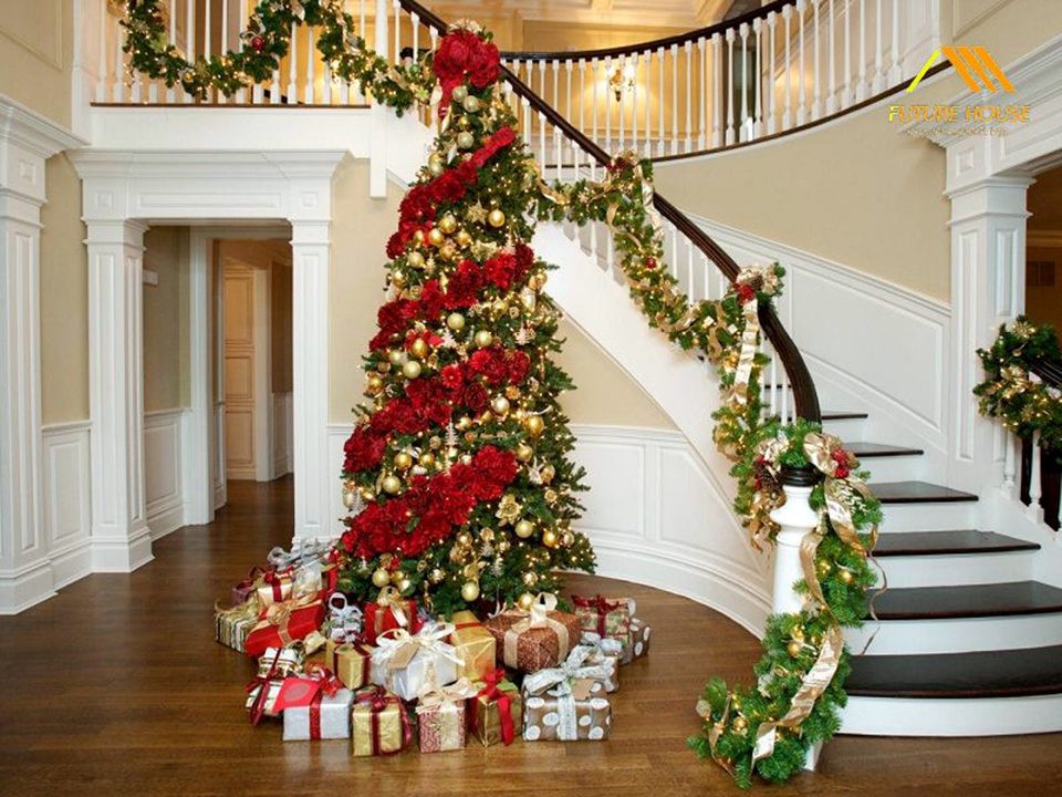 Ý tưởng trang trí cầu thang bằng cây thông Noel thật tuyệt
